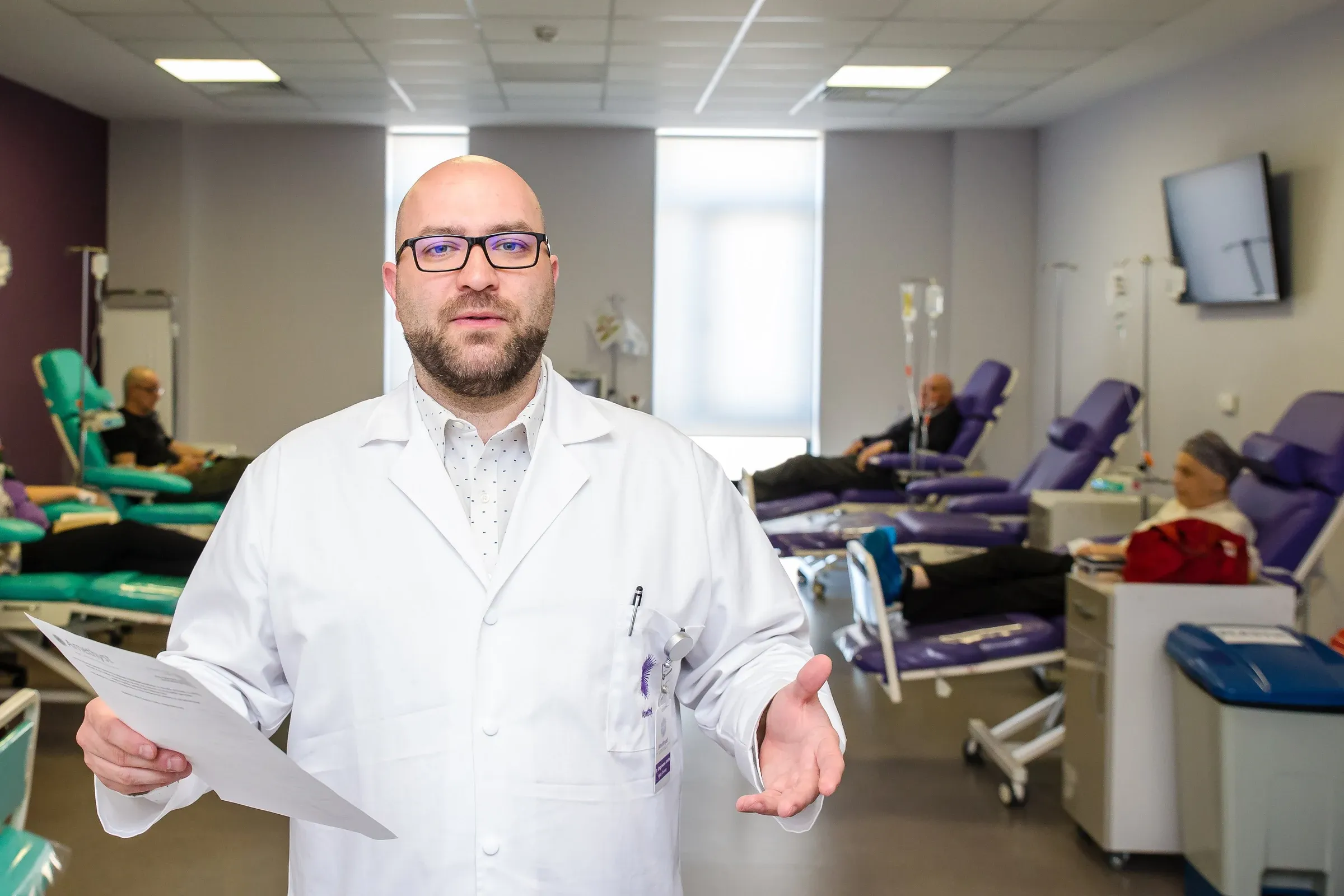 Dr. Andrei Ungureanu explicând etapele unui studiu clinic în secția de oncologie